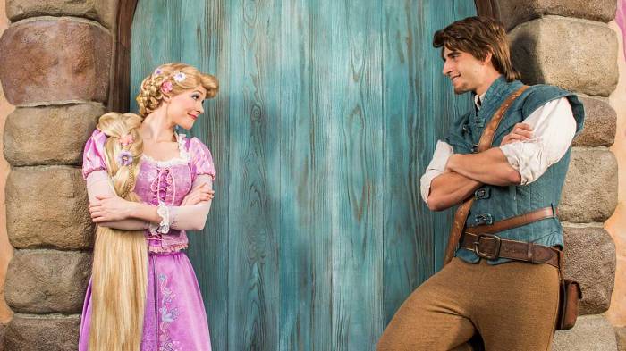 Rapunzel e Flynn no café da manhã com personagens do Trattoria al Forno no Disney's BoardWalk